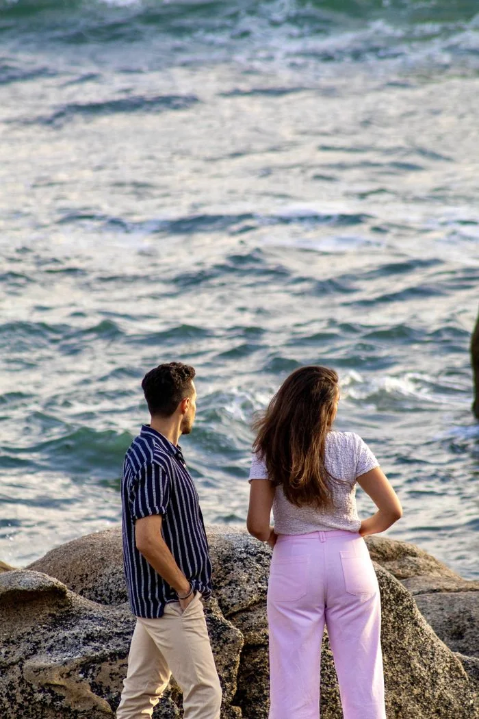 Aitana i Dani mirant el mar des de les roques