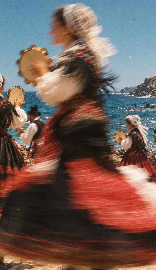 Un grup de ball tradicional travessant les roques amb panderetes i gaita